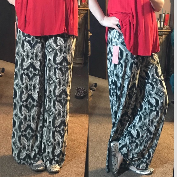 Abstract Black & White Print Palazzo Pants - Picture 5 of 7